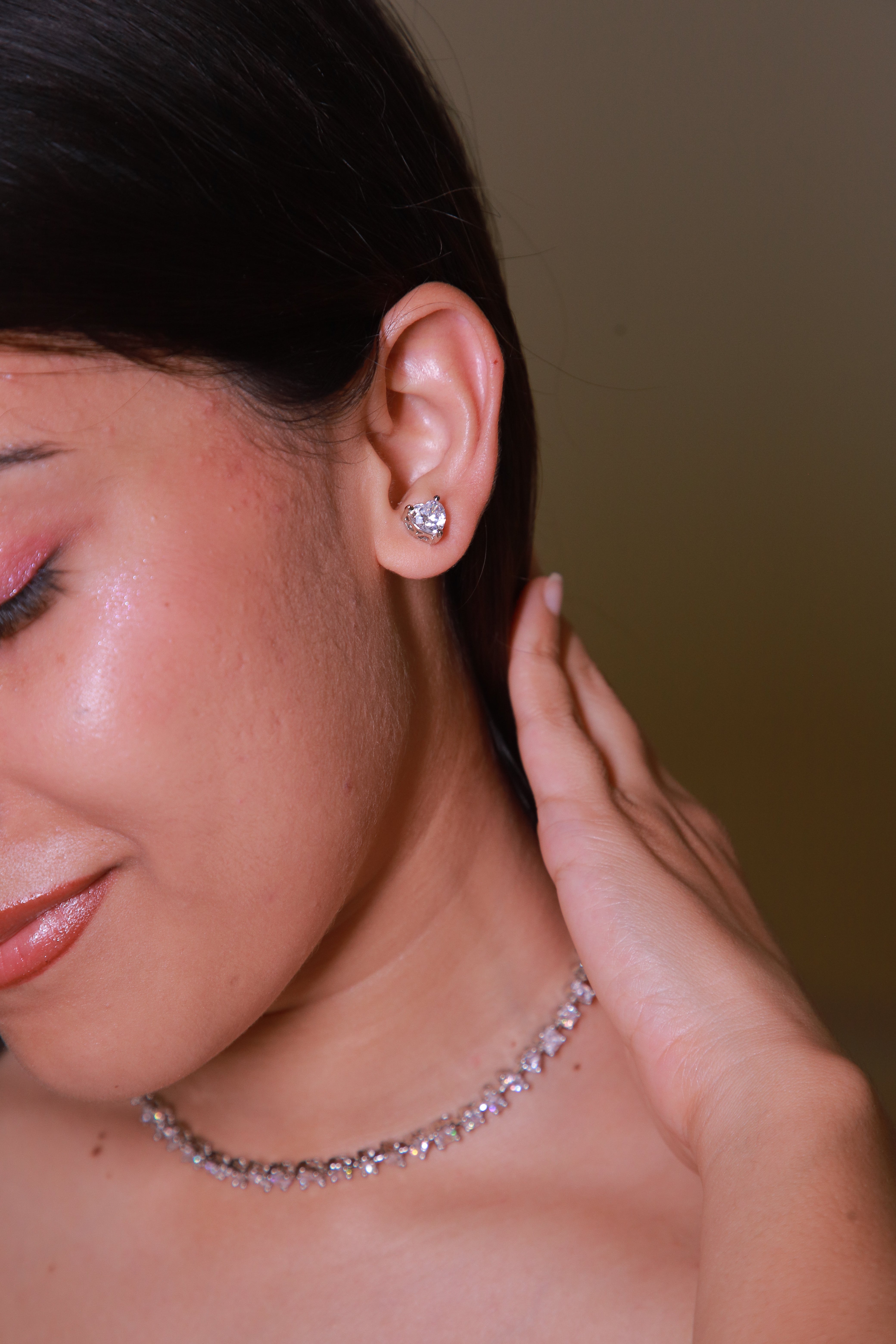 Mixed-Cut Diamond Choker with Heart-Shaped Stud Earrings Set