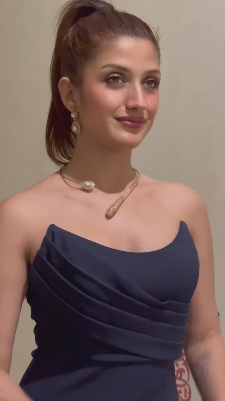 Contemporary Asymmetrical Gold Collar with Kundan Earrings – An Icon of Elegance