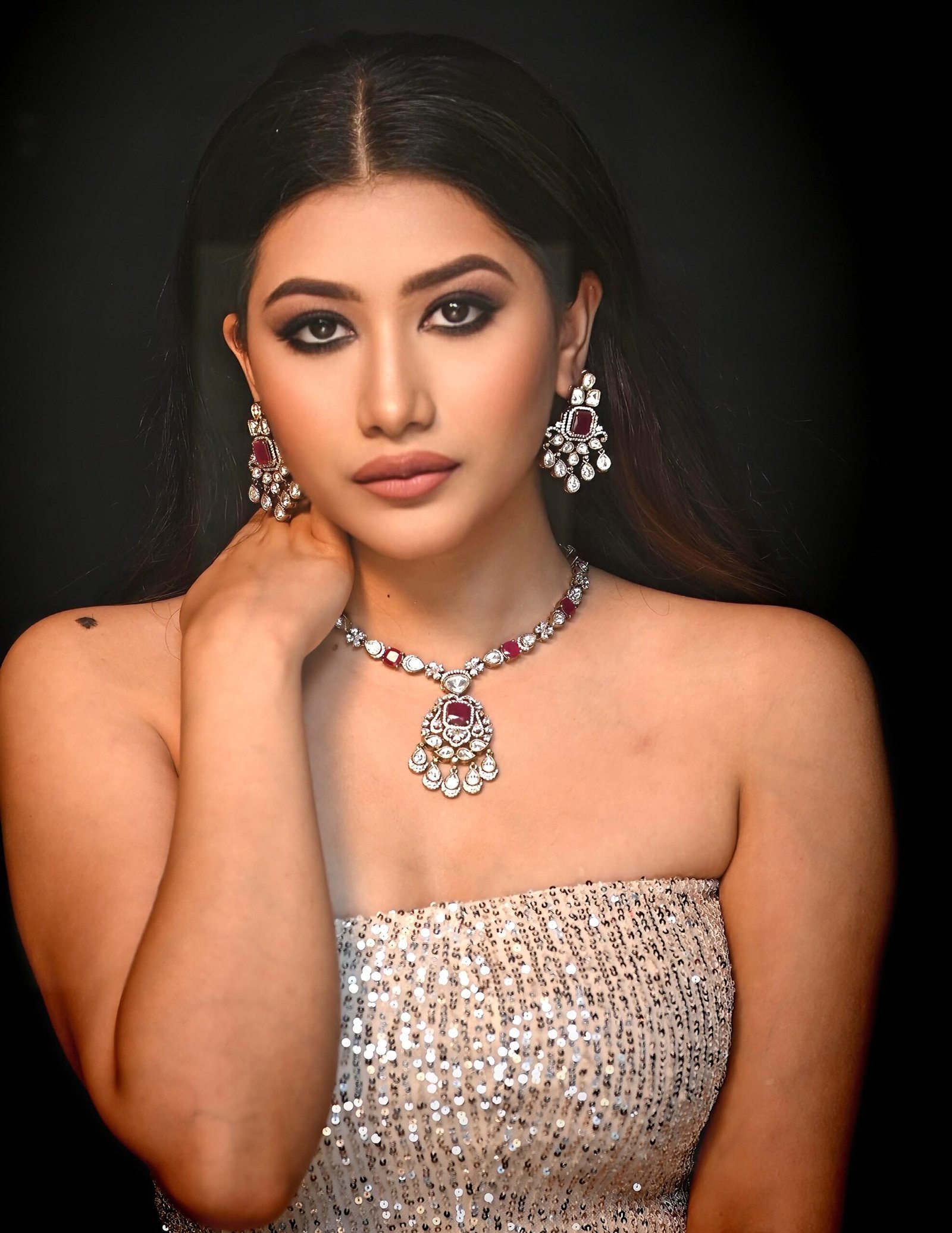 https://shivanshri.com/product/exquisite-moissanite-polki-necklace-set-with-earrings/